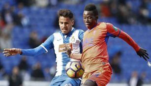 Diego Reyes busca quedarse con el balón en el partido contra Granada