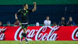 Chicharito festeja un gol con el Tri
