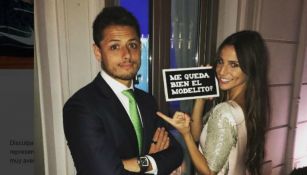 Chicharito y Lucía Villalón posan para una foto 