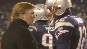 Donald Trump y Tom Brady hablan durante un juego de los Patriotas