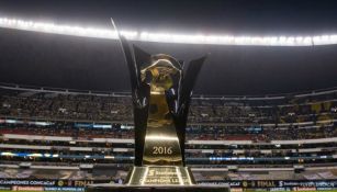 Trofeo de Concachampions luce en el Estadio Azteca