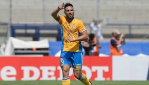 Andy Delort festeja una anotación con Tigres