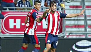 Rodolfo Pizarro y Alan Pulido celebran un gol con Chivas