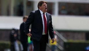 Miguel Herrera dirige a su escuadra en un encuentro contra Toluca