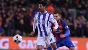 Carlos Vela busca el balón en el partido frente al Barcelona