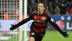 Chicharito celebra gol con el Leverkusen 