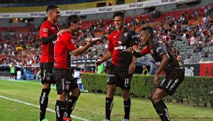 Jugadores del Atlas celebran el gol de Fidel Martínez