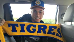 Eduardo Vargas posa con la gorra y bufanda de los Tigres