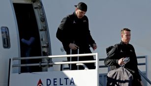 Matt Ryan desciende del avión que trasladó a Falcons hasta Houston