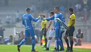 Saldívar estrecha la mano de Palacios en el juego contra Necaxa