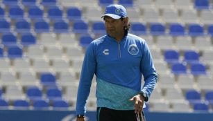 Cardozo, durante su primera práctica como DT de Puebla