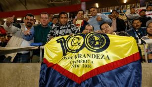 Aficionados de América apoyan en la tribuna