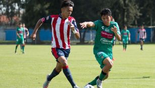 Ulises Cardona controla el balón en juego de Chivas Sub 20