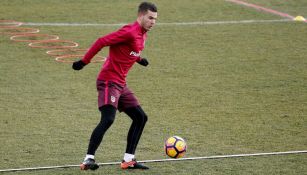 Lucas Hernández toca el balón en práctica del Atlético de Madrid