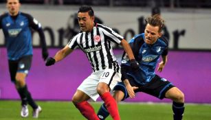 Marco Fabián pelea el balón en un partido del Eintracht Frankfurt