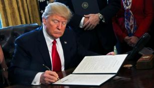 Donald Trumo firma una orden ejecutiva en la oficina Oval