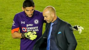 Corona conversa con Jémez al final del partido