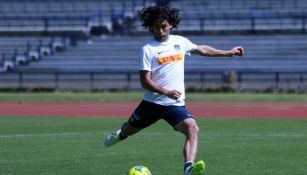 Matías Britos golpea el balón en un entrenamiento de Pumas