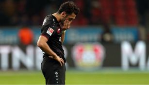 Hakan Calhanoglu se lamenta durante un partido del Leverkusen