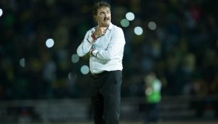 La Volpe, en su zona técnica durante el duelo contra Jaguares