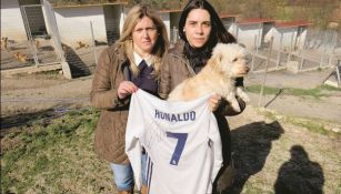 Liliana Santos y Gloria Carvalho muestran jersey de CR7 