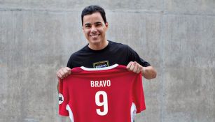 Omar Bravo presume la playera del Phoenix Rising