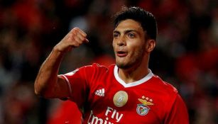 Raúl Jiménez celebra un gol con el Benfica