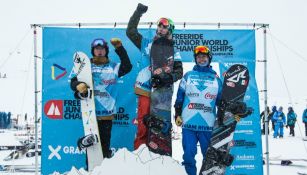 Liam Rivera (derecha) en el podio tras finalizar en tercer lugar del mundial de Snowboarding Freeride