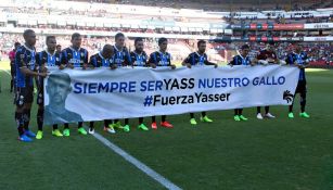 Jugadores de Gallos muestran la manta en apoyo a Yasser Corona