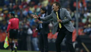 Ricardo La Volpe durante el partido contra Puebla