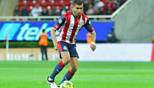 Orbelín Pineda controla el balón en un juego con las Chivas