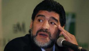 Maradona responde a preguntas en una conferencia de prensa