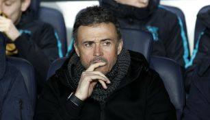 Luis Enrique observa el juego entre PSG y Barcelona de la Champions League