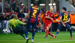 Arjen Robben define frente a la portería