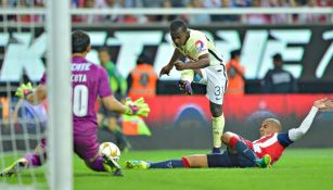 Darwin Quintero dispara a gol durante la última edición del Clásico Nacional