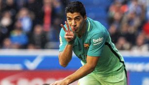 Luis Suárez realiza su clásico festejo tras marcar contra el Alavés