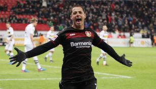 Chicharito festeja tras anotar en un partido del Bayer Leverkusen