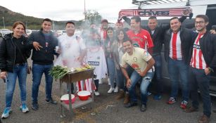 Aficionados de Chivas y América conviven previo al Clásico