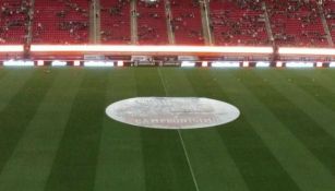 Mensaje que el Rebaño colocó en la cancha del Estadio Chivas