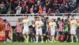 Los jugadores de Chivas y América saltan a la cancha previo al arranque del partido