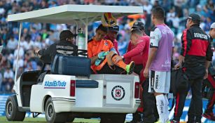 Ustari se retira de la cancha tras sufrir lesión