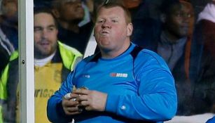 Wayne Shaw comiéndose una torta durante el partido entre Sutton y Arsenal