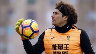 Memo Ochoa sostiene un balón en un entrenamiento con el Granada