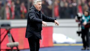 Ancelotti da indicaciones a sus jugadores en Bundesliga 