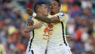 Aguilar y Arroyo se abrazan tras un gol a Cruz Azul