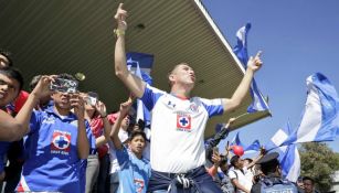 Porra de Cruz Azul apoya a su equipo en La Noria
