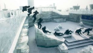 Jason Paul realiza un movimiento en un palacio de hielo de Harbin, China