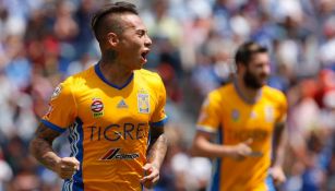 Vargas celebra su anotación contra Puebla en la J9 de Liga MX