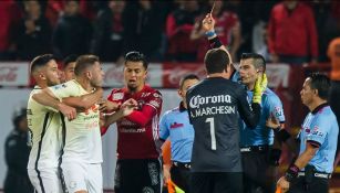 El árbitro le muestra la tarjeta roja a Pablo Aguilar