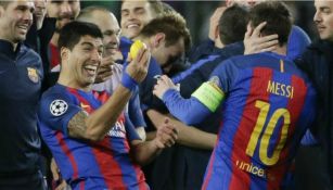 Luis Suárez festeja con un limón en la mano frente a Messi